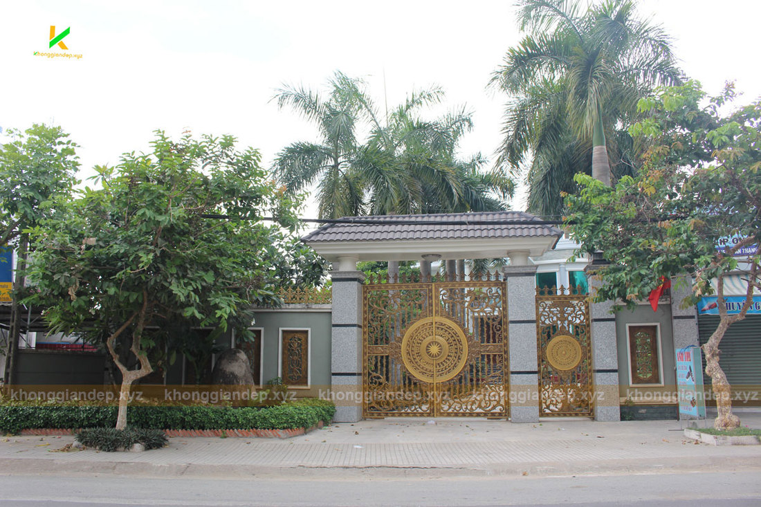 Mẫu cổng biệt thự có mái che mang hoa văn trống đồng trên nền cổng nhôm đúc Phú Thọ