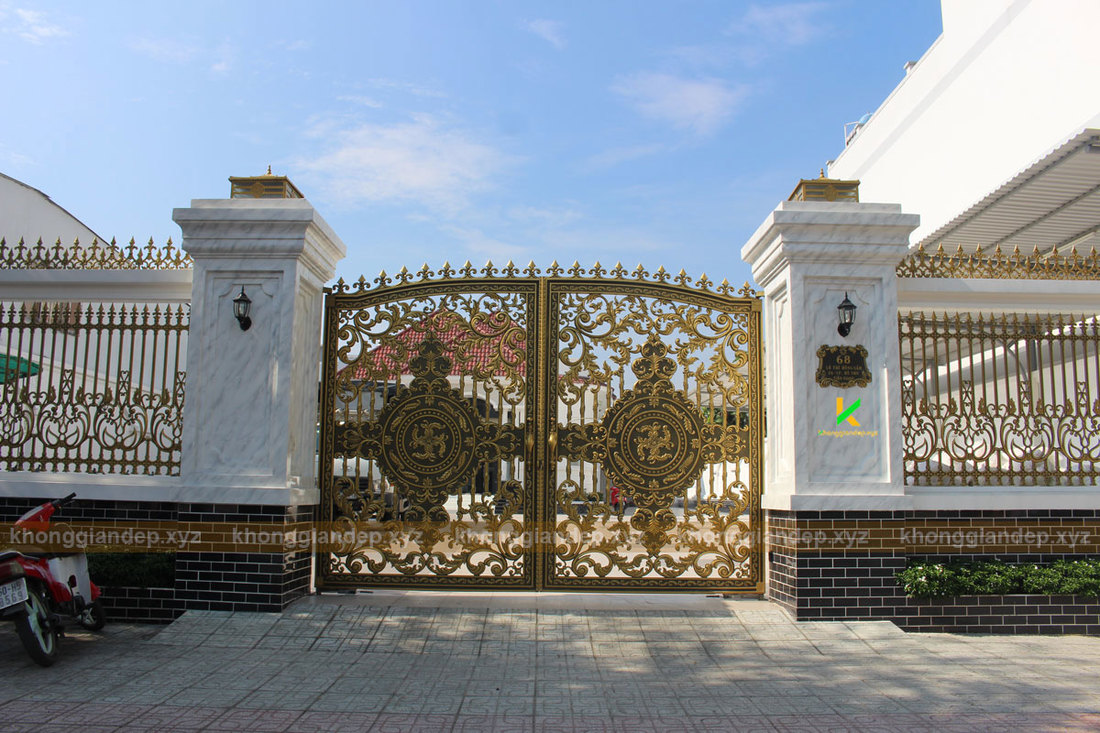 Mẫu cổng biệt thự hiện đại mang họa tiết tươi mới phù hợp với đời sống nhộn nhịp hiện đại ngày nay